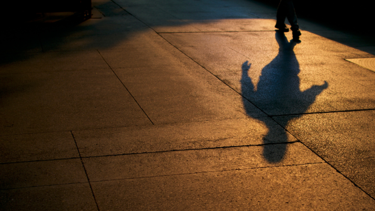En mans skugga mot marken
