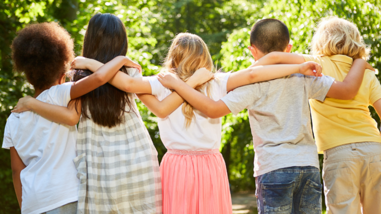 Fem barn håller armarna om varandra