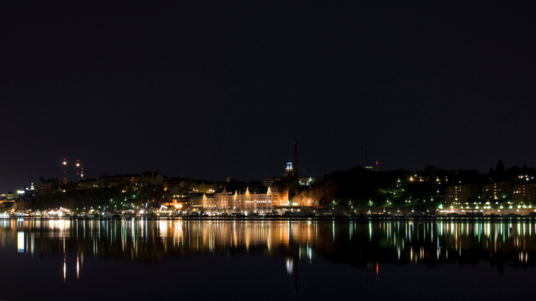 Siluett av Stockholms stad på natten