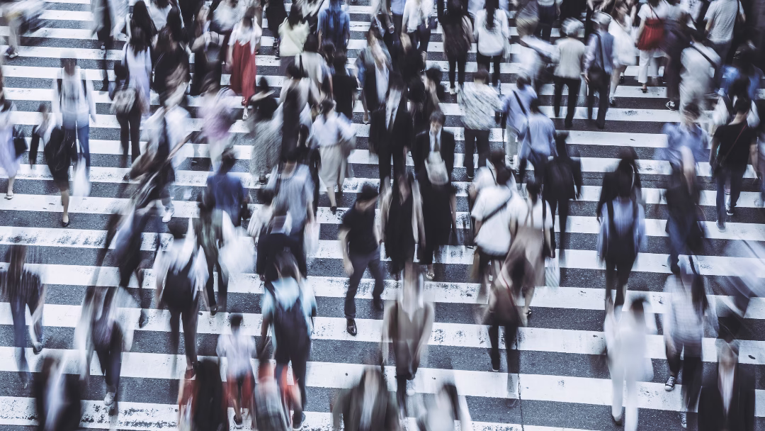 Stor grupp människor övergångställe