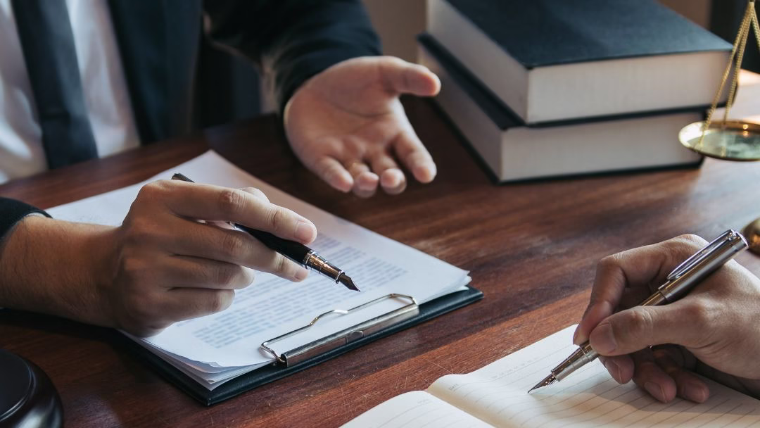 juridisk rådgivning två händer