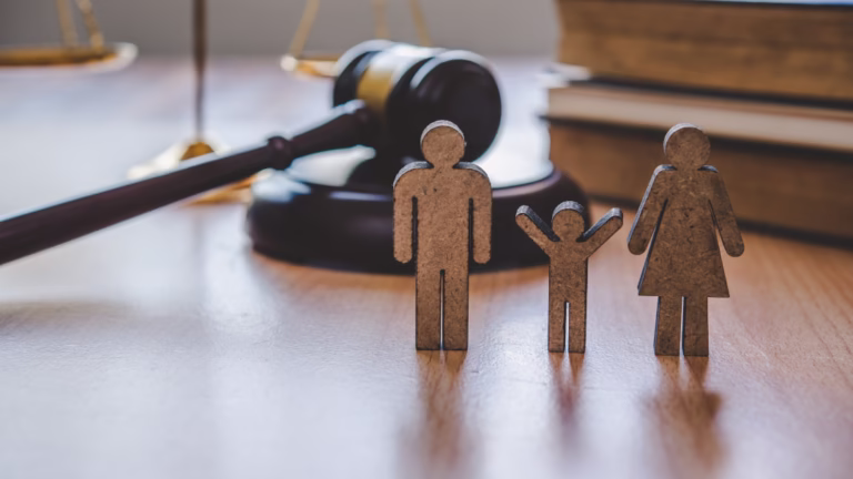 En familj domarklubba i bakgrunden